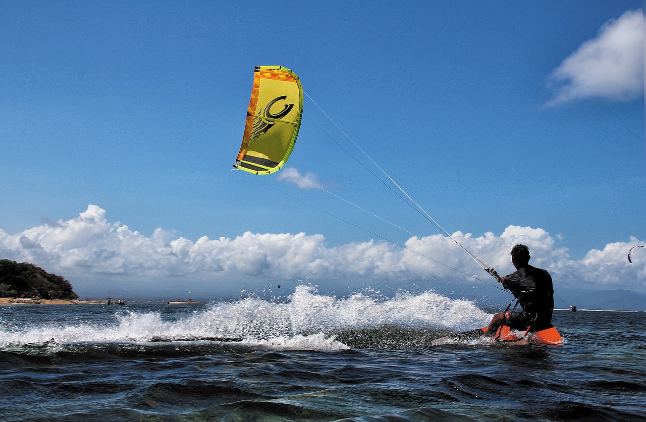 découvrez le kitesurf, un sport nautique sensationnel alliant accroche souffle et glisse. que vous soyez débutant ou expert, explorez les meilleures destinations, apprenez les techniques essentielles et vivez des moments inoubliables sur l'eau. préparez-vous à capturer le vent et à dompter les vagues !
