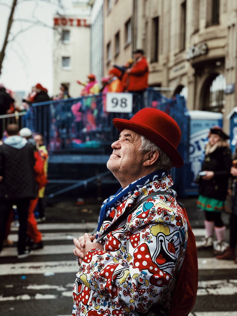 découvrez l'effervescence et la magie du carnaval ! plongez dans un monde de couleurs, de musique et de traditions festives. vivez des moments inoubliables avec des défilés flamboyants, des costumes éblouissants et une ambiance joyeuse qui célèbrent la culture et l'unité. ne manquez pas l'occasion de faire partie de cette fête exceptionnelle !