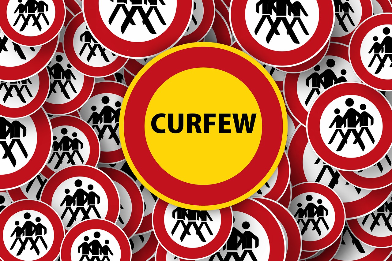 discover the impact of the curfew on daily life, its application in different regions and the reasons which motivated it. Find out about the rules, exemptions and thoughts surrounding this controversial measure.
