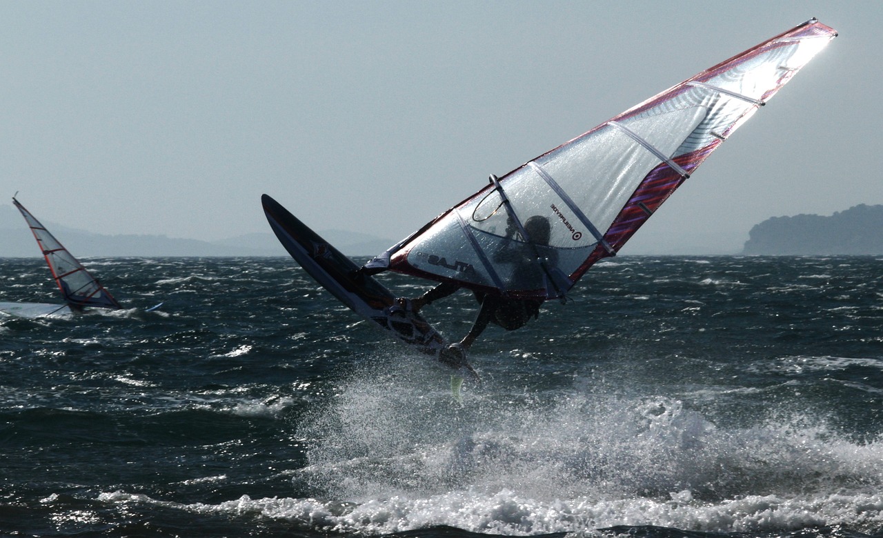 découvrez le plaisir du windsurfing, un sport nautique palpitant qui combine la vitesse, l'équilibre et l'aventure. apprenez les bases ou perfectionnez vos compétences sur des spots réputés. rejoignez la communauté des passionnés et vivez des sensations fortes au gré des vagues.