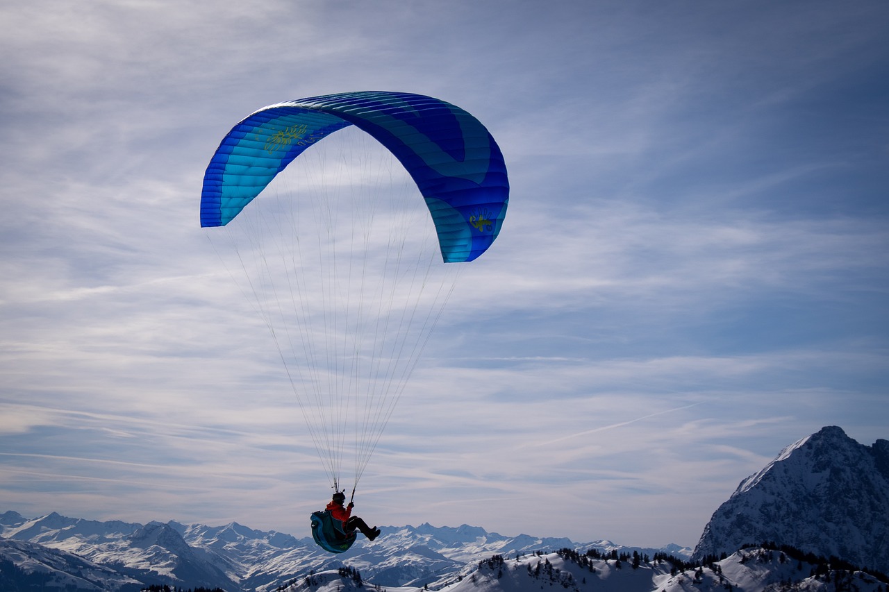 découvrez les sensations uniques du parapente, un sport aérien captivant qui vous permet de survoler des paysages époustouflants. profitez d'une expérience inoubliable, que vous soyez débutant ou pilote expérimenté. vivez l'aventure des cieux et ressentez la liberté en pleine nature.