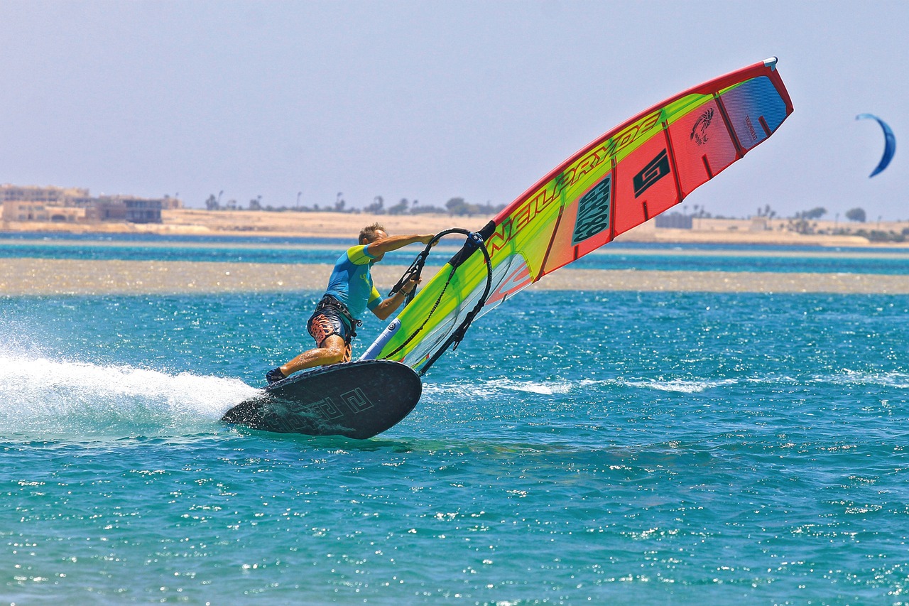 découvrez l'excitation du windsurfing, un sport nautique fascinant alliant vitesse, équilibre et techniques de navigation. partez à l'aventure sur les vagues et maîtrisez les vents avec notre guide complet pour débutants et passionnés.