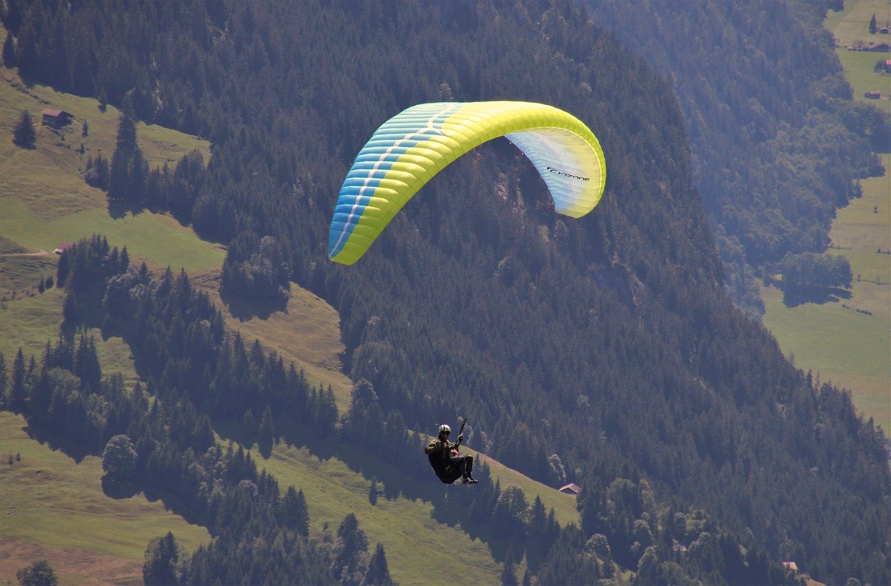 découvrez l'adrénaline du parapente à travers des paysages à couper le souffle. volez en toute sécurité avec des professionnels expérimentés et vivez une aventure inoubliable au-dessus des montagnes et des vallées. réservez votre vol dès aujourd'hui!